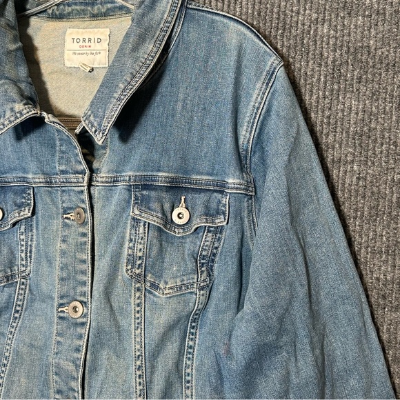 Torrid Plus Size 4 / 4X Jean Jacket Medium Wash Denim Stretch Trucker Blue - Picture 4 of 12